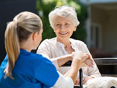 Junge Frau bietet Begleitservice und Lebenshilfe einer Seniorin an.